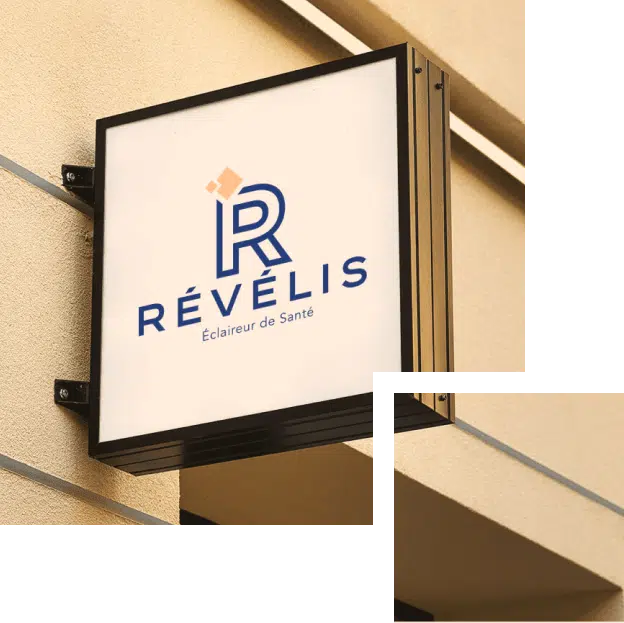 Une plaque au mur avec le logo du centres d imagerie medicale Revelis | Groupe Revelis
