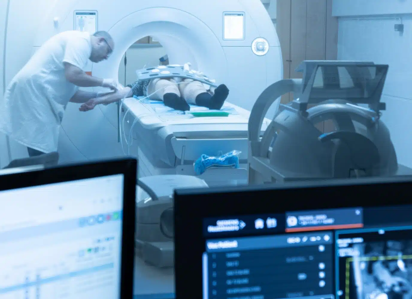 Medecin preparant un patient a passer un scanner Angio IRM | Groupe Revelis