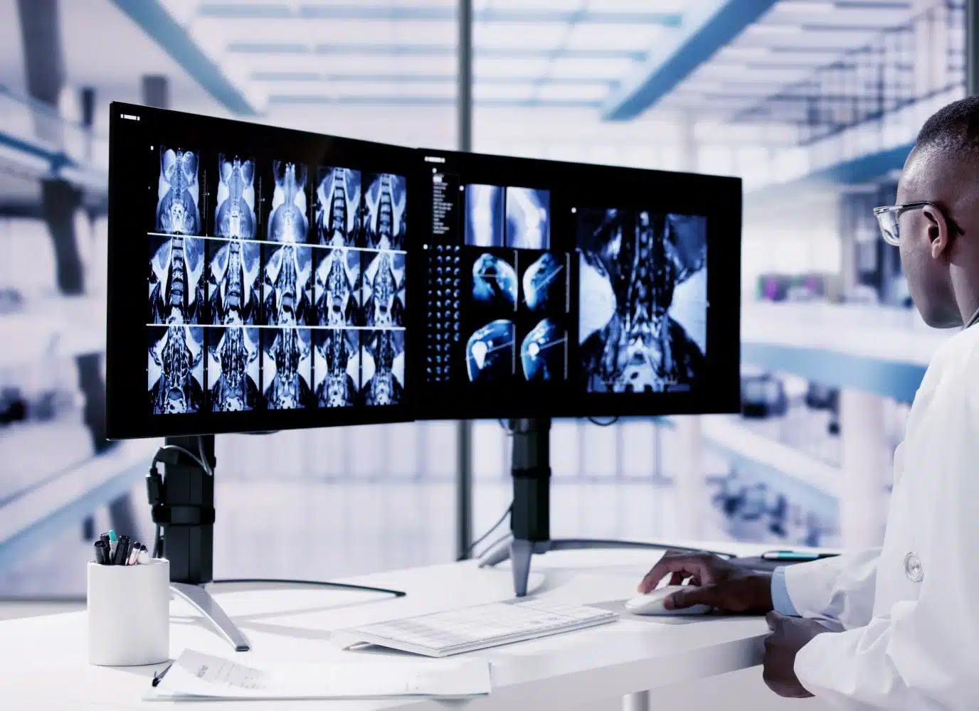 Medecin analyse des arthrographie sur ordinateur Arthrographie | Groupe Revelis