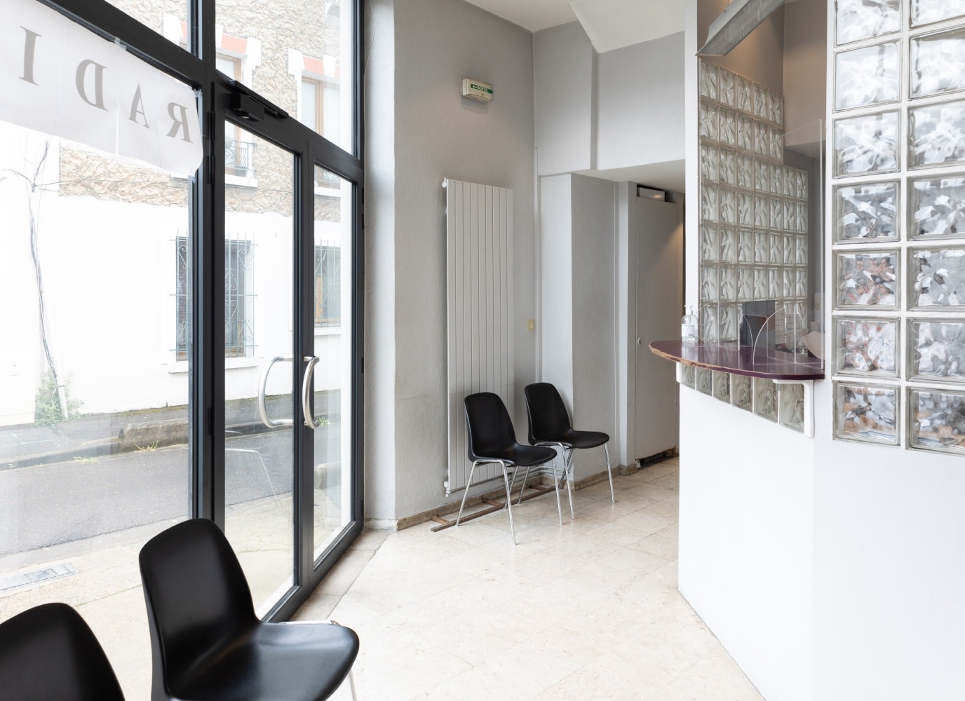 Couloir avec des chaises au centre d imagerie de Champigny | Groupe Revelis