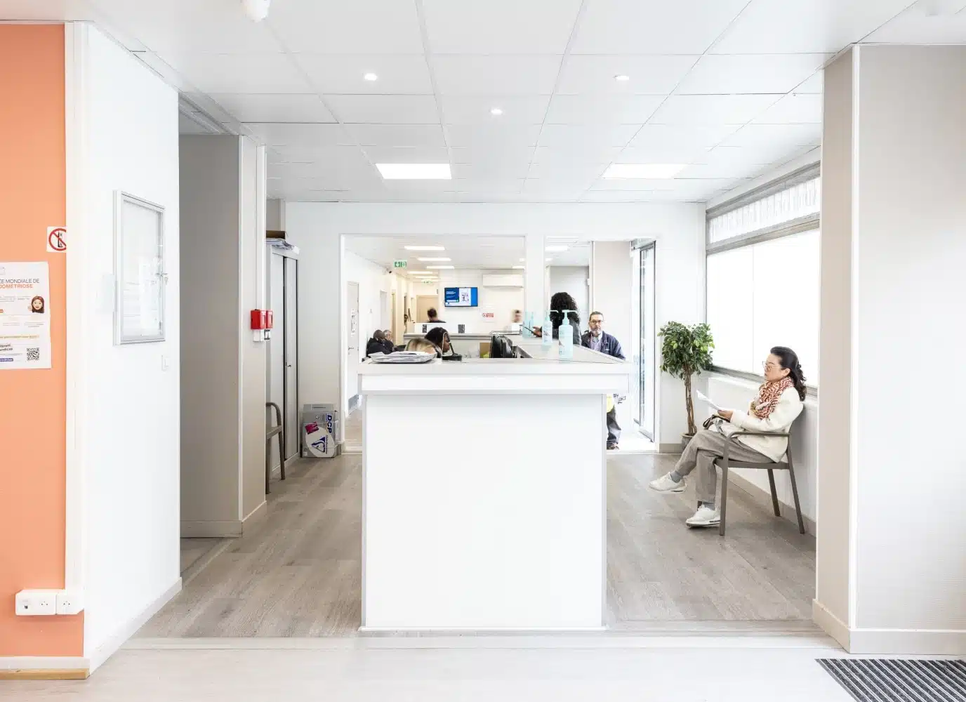 Image d une femme a la reception du centre d imagerie de l Ourcq | Groupe Revelis