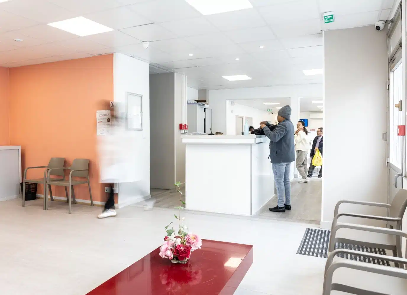 Vue sur l accueil et la salle d attente du Centre de radiologie Paris 19 l Ourcq | Groupe Revelis