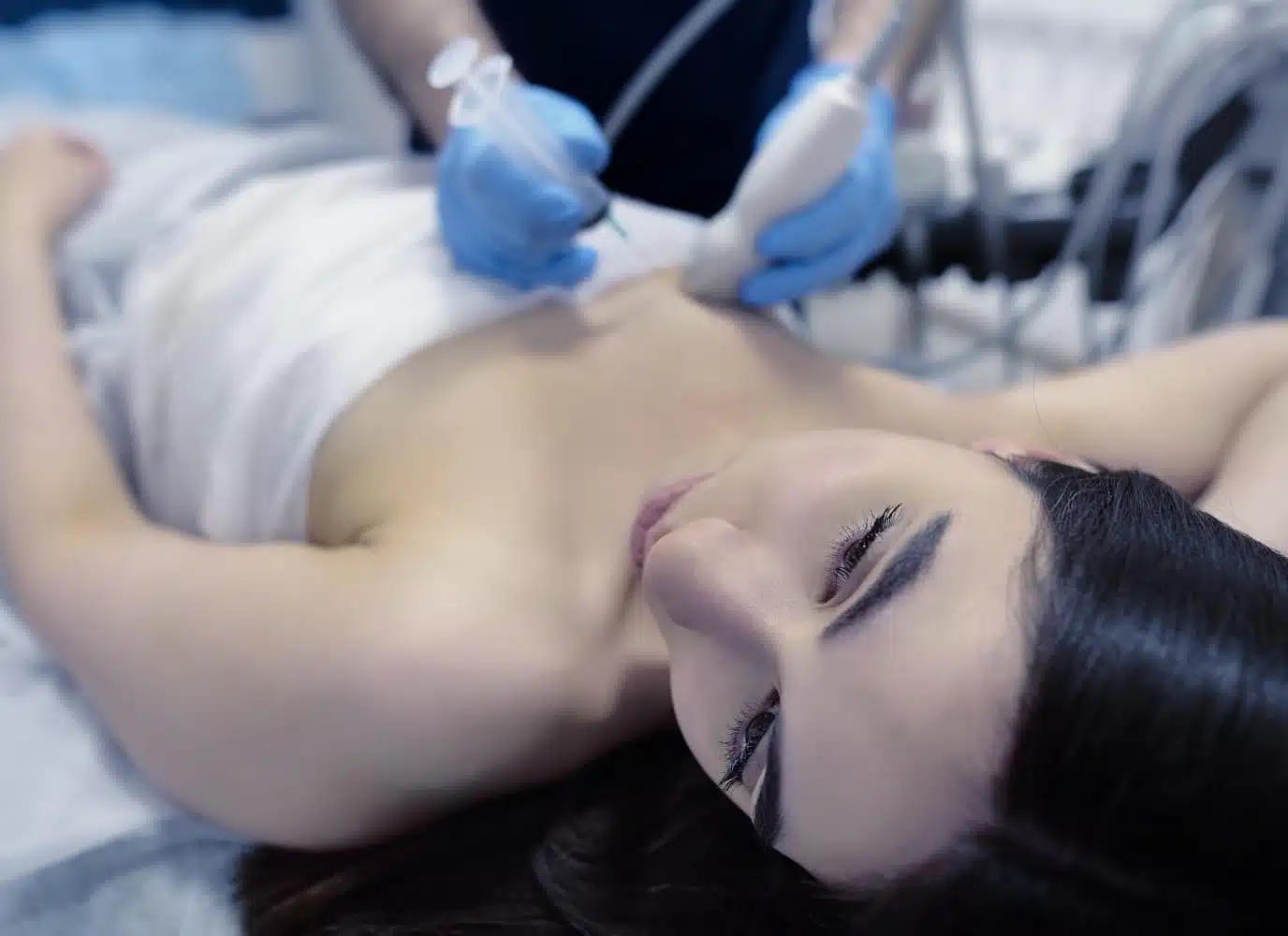 Patiente allongee passe un examen cytoponction thyroidienne | Groupe Revelis