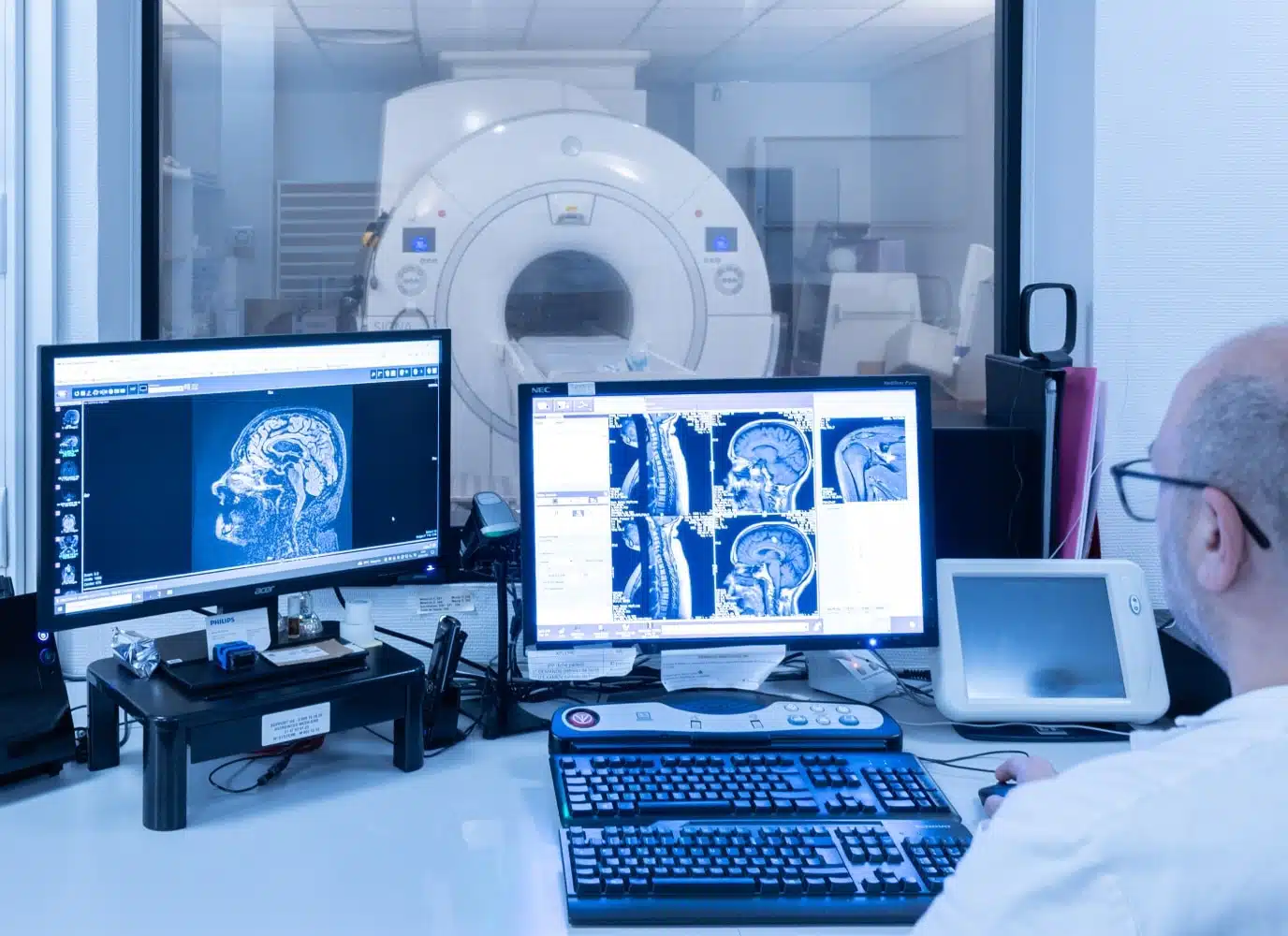 Medecin analysant une radiologie IRM ORL | Groupe Revelis