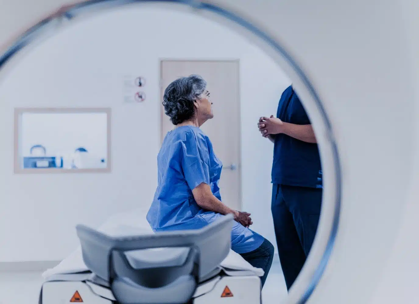 Une patient en bleu en attente pour passé IRM pelvienne | Groupe Revelis