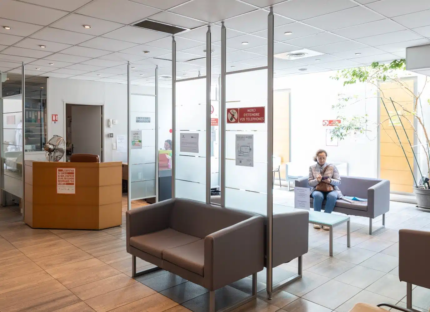 Une femme dans salle d attente du centre d Imagerie Paris Nord Sarcelles | Groupe Revelis