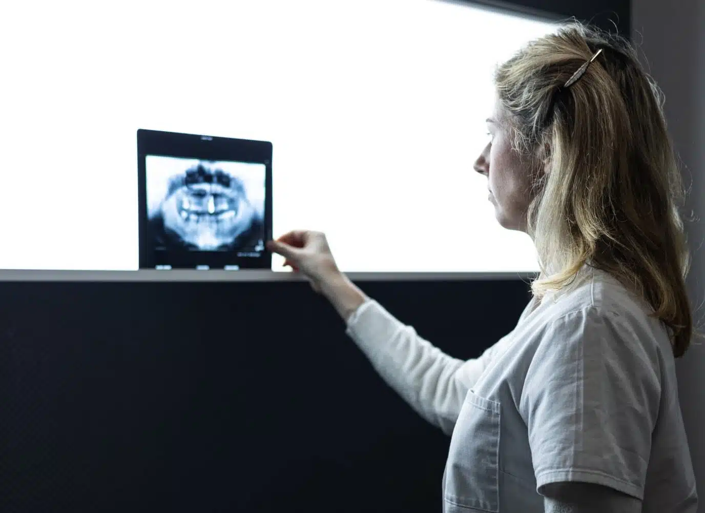 Medecin regardant une radiographie panoramique | Groupe Revelis