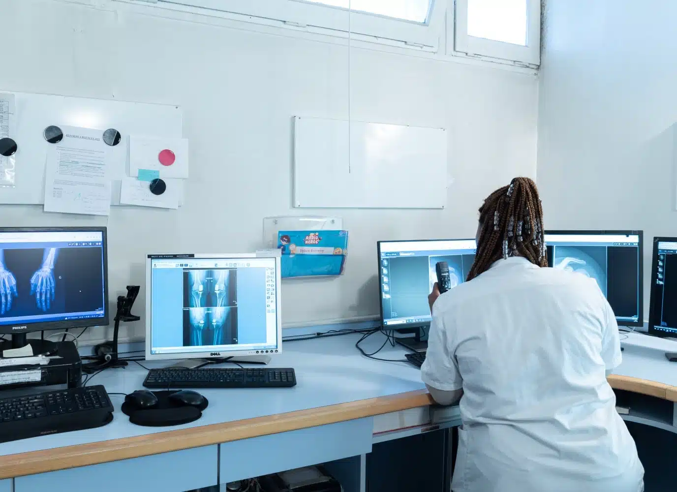 Medecin analyse des radiographies sur ordinateur radiographie osteoarticulaire | Groupe Revelis