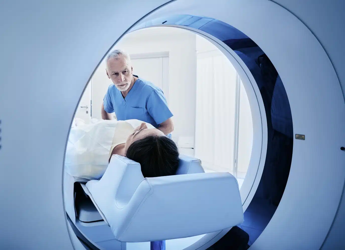 Patient passant le scanner ORL - Scanner ORL : imagerie tete et cou | Groupe Revelis