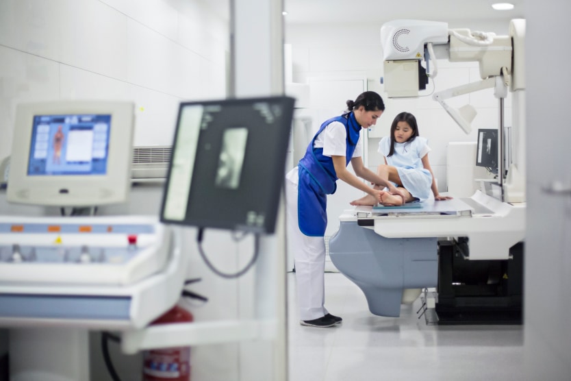 Radiographie pédiatrique comment déroule examen chez enfant | Radiologie | Révélis | Paris