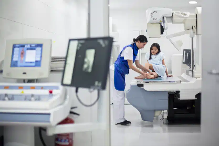 Radiographie pédiatrique comment déroule examen chez enfant | Radiologie | Révélis | Paris